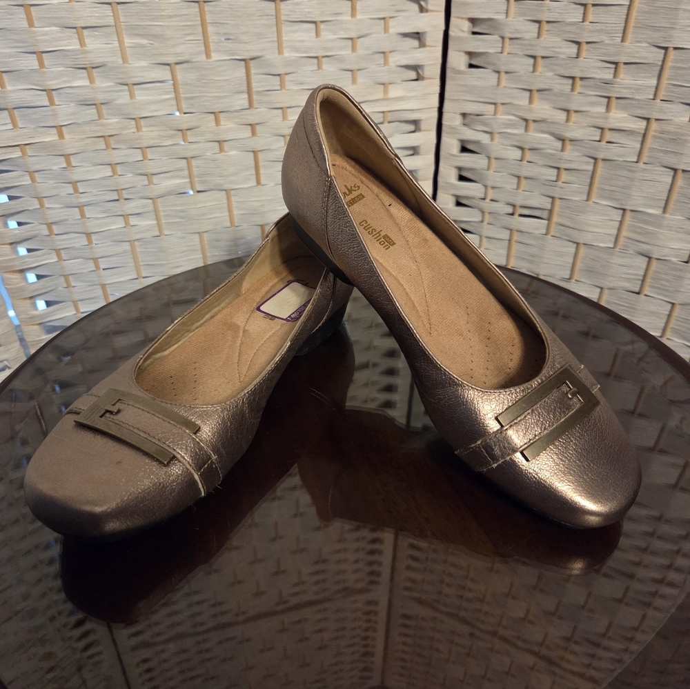 Comfortable Gold Women's Flats By Clarks Collection 8.5 M